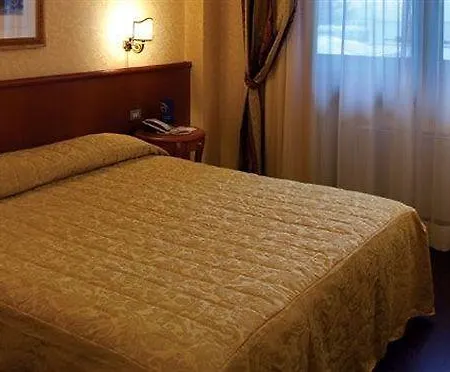 فندق Atahotel Quark 4*